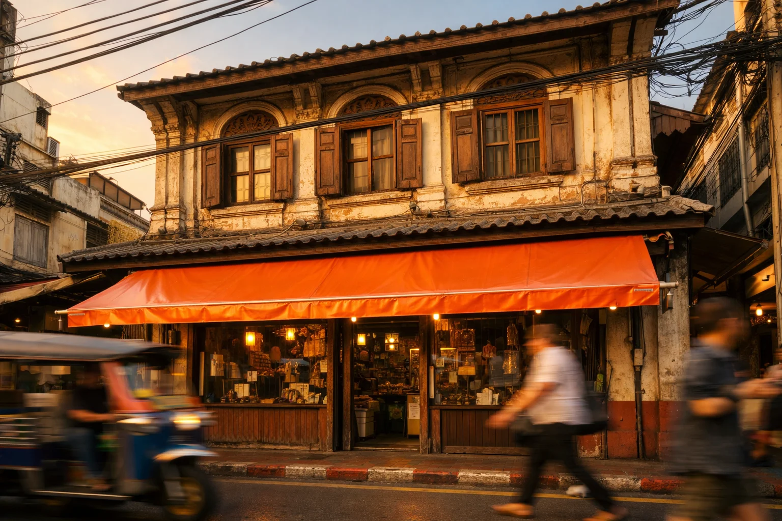 กันสาดผ้าใบ PVC ติดตั้งอาคารพาณิชย์ย่านเก่าในกรุงเทพ — Covertech ผู้เชี่ยวชาญผ้าใบ PVC